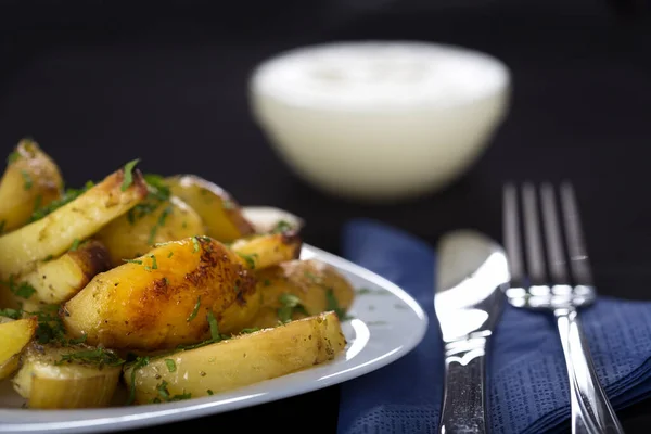 fırında patates maydanoz çatal ve bıçak plaka üzerinde