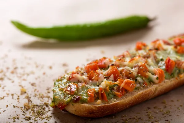 Baget pesto ve arka planda bir acı biber ile yakın