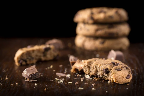 Çikolatalı kurabiye ve ahşap arka plan üzerinde çikolata parçaları