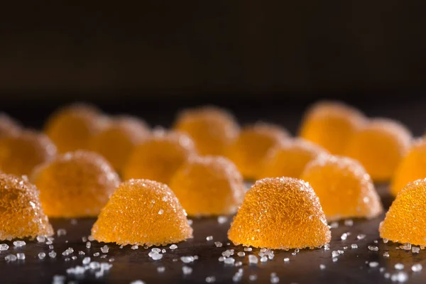 Beyaz şeker ile renkli portakal jöle şekerler Close-Up