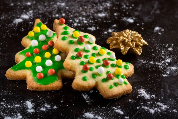 Gingerbread Noel tanımlama karanlık bir arka plan üzerinde