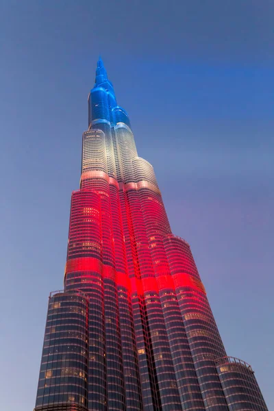 Dubai, Birleşik Arap Emirlikleri - 20 Kasım: Uluslararası Dubai Kongre ve Sergi Sarayı, Paris'ten terörist girişimi nedeniyle dünya, Dubai, 20 Kasım 2015 Dubai'de Fransa bayrağı ile vurdu sembolü en yüksek binası yansıyan.