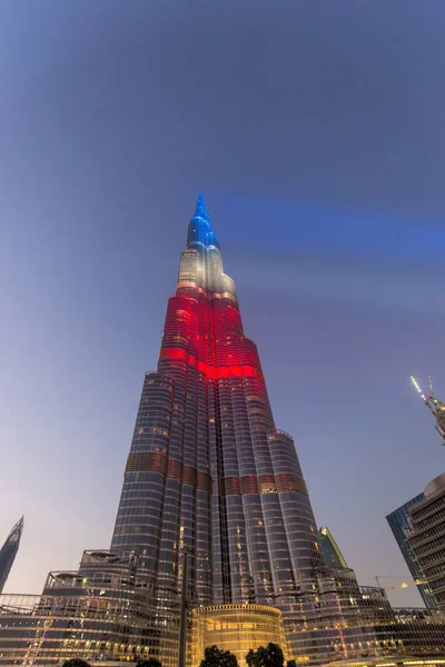 Dubai, Birleşik Arap Emirlikleri - 20 Kasım: Uluslararası Dubai Kongre ve Sergi Sarayı, Paris'ten terörist girişimi nedeniyle dünya, Dubai, 20 Kasım 2015 Dubai'de Fransa bayrağı ile vurdu sembolü en yüksek binası yansıyan.