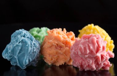 Siyah arka plan üzerinde renkli şekerler alkol ile dolu