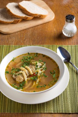 Beyaz kase erişte ile tavuk çorbası
