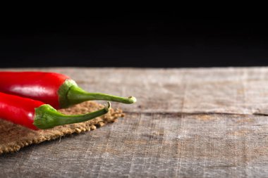 Bir çul üzerinde kırmızı pul biber