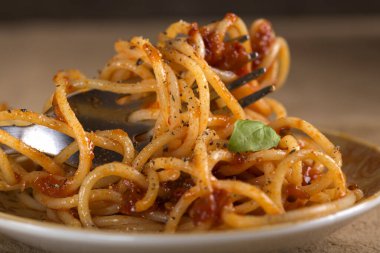 Spagetti domates sosu ve çatal ile yakın çekim