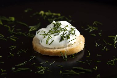 Krem peynir ve dereotu garnitür ile buğday kraker, yakın çekim