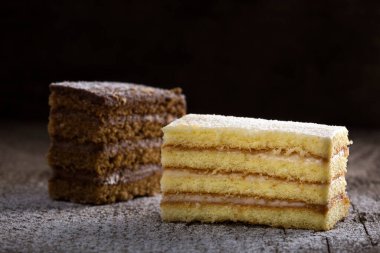 Çikolatalı ve vanilyalı doldurma çeşitli kek parçaları