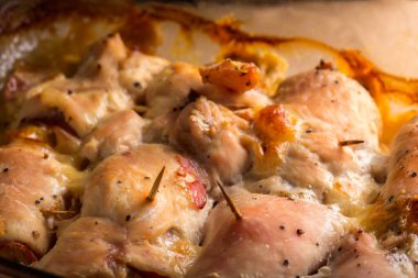 Kızarmış tavuk peynir ve domuz pastırması ile tepsi üzerinde rulo