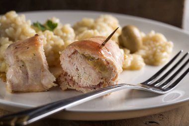 Kızarmış tavuk pilav ile beyaz plaka üzerinde peynir ve domuz pastırması ile rulo