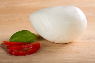 Buffalo mozzarella kırmızı biber ile ahşap masa üzerinde. Seçici odak.