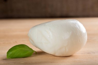 Buffalo mozzarella ahşap masa üzerinde. Seçici odak.