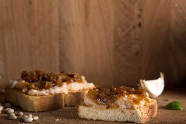 Kızarmış soğanlı fasulyeli tost.
