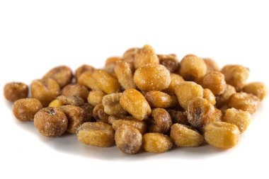 Beyaz bir arka plan üzerinde izole tost tuzlu Mısır yığını