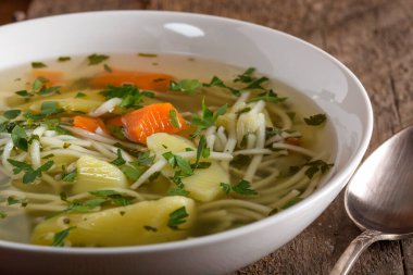  Beyaz kase el yapımı erişte çorbası