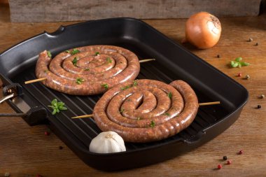 İki spiral çiğ sosis ızgara Pan