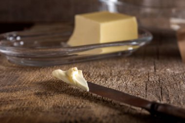 Bıçak tereyağı ve tereyağı yemek arka planda