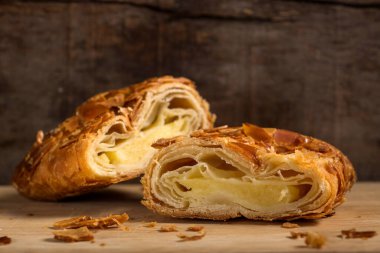 Badem ve rustik ahşap arka plan üzerinde vanilyalı dondurma ile bir meyveli turta bölümünü