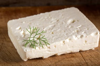 Ahşap arka plan üzerinde beyaz peynir blok