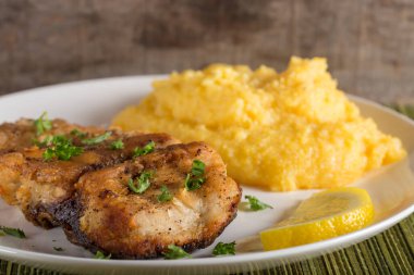 Taze kızarmış sazan polenta ile lezzetli tabak