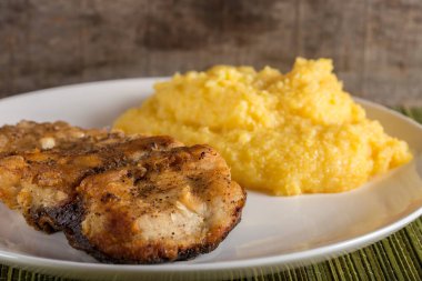 Kızarmış sazan polenta ile lezzetli tabak