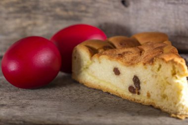 Romen kek Pasca peynirli ve, geleneksel Paskalya yumurtası, ahşap arka plan renkli