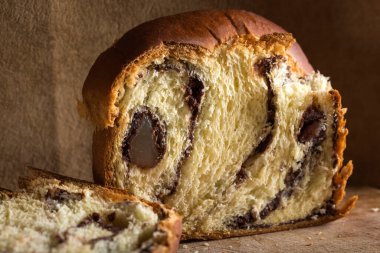 Romence geleneksel sünger kek - Kozunak ahşap arka plan üzerinde