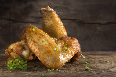 Taze tavuk kıyılmış maydanoz ile ahşap arka plan üzerinde et