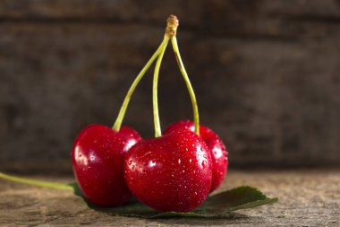 Rustik ahşap arka plan üzerinde taze kırmızı kiraz