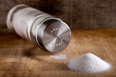 Cam tuz mahzeni yalan ve ahşap bir zemin üzerine dökülen tuz