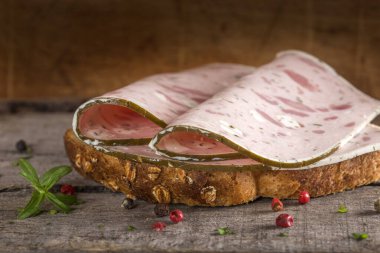 Koyun peyniri ile özel et sandviç yaptım ve Asma yaprakları