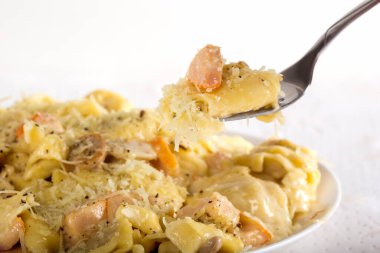 Tortellini ve Ravioli. Ekşi krema, tavuk eti ve mantarlı.