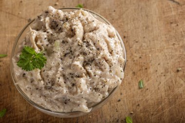 Ton balığı, soğan ve tereyağı ile yapılan bir kapta krem balık pate