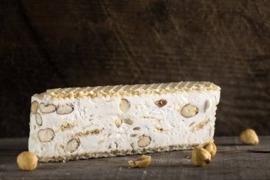 Torrone veya ahşap zemin üzerine fındık ile nuga