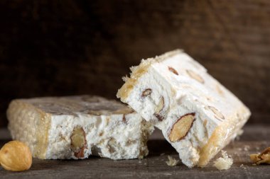 Torrone veya ahşap zemin üzerine fındık ile nuga