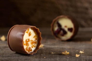 Ahşap arka plan üzerinde iki çikolata şekerleme