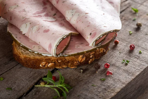 Koyun peyniri ile özel et sandviç yaptım ve Asma yaprakları