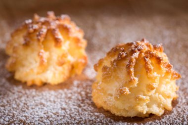 Ahşap zemin üzerine pudra şekeri ile Hindistan cevizi macaroons Noel tatlılar