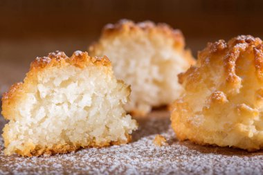 Ahşap zemin üzerine pudra şekeri ile Hindistan cevizi macaroons Noel tatlılar