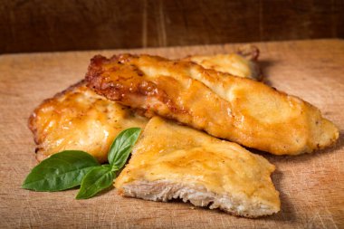 Fesleğen ile ahşap üzerine kızarmış tavuk şnitzel