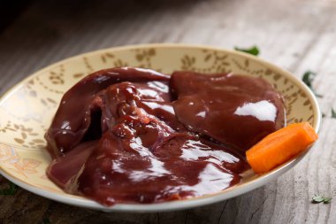 Ahşap kaplama tabakta çiğ tavuk ciğeri