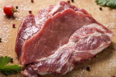 Çiğ domuz biftek otlar ile ahşap tahta üzerinde