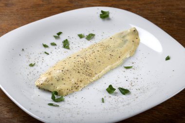 Hardal soslu ve otlu ringa fileto tabağı.