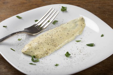 Hardal soslu ve otlu ringa fileto tabağı.