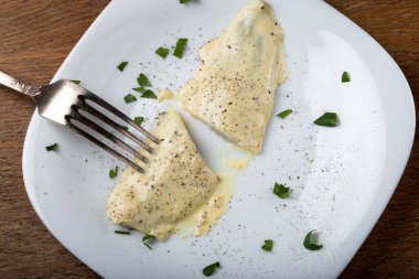 Hardal soslu ve otlu ringa fileto tabağı.