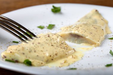 Hardal soslu ve otlu ringa fileto balıklarını kapat.