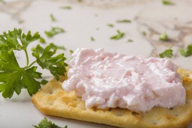 İnce çıtır krakerlerle sazan yumurtası salatası ve otlar.