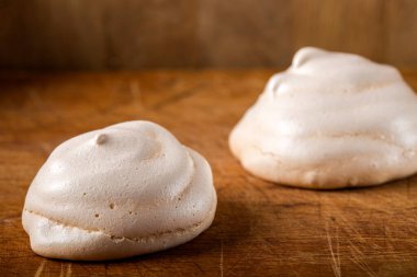 Ahşap zemin üzerindeki kremalar - alanın sığ derinliği