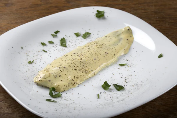 Hardal soslu ve otlu ringa fileto tabağı.